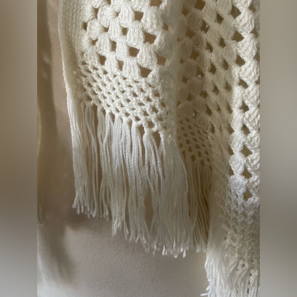 Chic Cream Knit Poncho with Fringe Accents - Picture 5 of 5